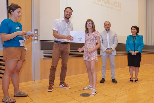 Remise des attestations aux participantes et participants aux cours organisés par le Service de Promotion des Sciences dans le canton du Jura. Avec la participation, pour cette édition, du ministre de l'enseignement, Martial Coutet et du vice-président pour l’innovation et l’impact, Edouard Bugnon