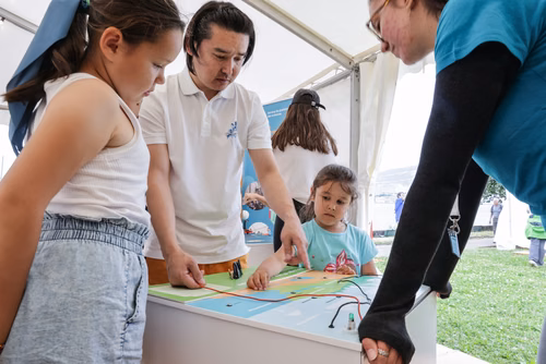 Organisée par le Musée d’histoire des sciences de la Ville de Genève, la Nuit de la science attire, à chaque édition, plus de 30’000 curieux ou passionnés de la science et propose une cinquantaine de stands, ateliers et autres animations qui permettent aux scientifiques d’aller à la rencontre du grand public. Ce dialogue est à la base d’une communication indispensable pour faire découvrir les sciences d’aujourd’hui que ce soit auprès des adultes ou des jeunes. Service de promotion des sciences de l'EPFL 