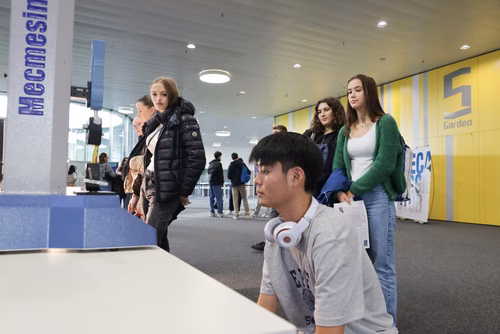Un événement d’envergure pour préparer son avenir. Comme chaque année, l’EPFL, via son Service de promotion de l’éducation et en collaboration avec ses facultés, se réjouit d'accueillir les gymnasiennes et gymnasiens sur son campus. L’École propose de venir découvrir ses filières de formation, sa communauté estudiantine, son corps enseignant, ses équipes de recherche, les divers services dédiés aux étudiantes et étudiants débutant à l’EPFL, ainsi que les multiples associations chargées d’animer la vie socia