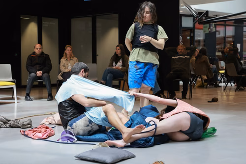 Dans le cadre du festival Les Culturelles du CDH-Culture et suite au workshop RUINED qui a permis à des étudiant·es de fabriquer une sculpture en mycelium, la performance MOLDING propose un ensemble de gestes performatifs dans le prolongement de l’œuvre vivante.