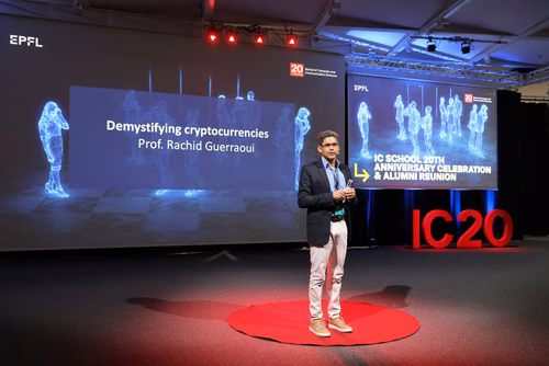Cette année, la Faculté informatique et communications célèbre son 20e anniversaire, une étape importante dans un domaine qui s’est transformé au cours des deux dernières décennies. Durant cette période, des milliers d’étudiantes et étudiants en bachelor, en master et en doctorat ont obtenu leur diplôme, et ont ensuite contribuer à l’évolution de la branche, tant dans le milieu universitaire que dans le secteur privé.
