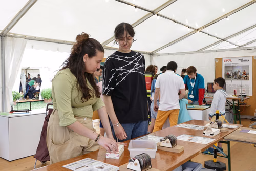 Organisée par le Musée d’histoire des sciences de la Ville de Genève, la Nuit de la science attire, à chaque édition, plus de 30’000 curieux ou passionnés de la science et propose une cinquantaine de stands, ateliers et autres animations qui permettent aux scientifiques d’aller à la rencontre du grand public. Ce dialogue est à la base d’une communication indispensable pour faire découvrir les sciences d’aujourd’hui que ce soit auprès des adultes ou des jeunes. Service de promotion des sciences de l'EPFL 