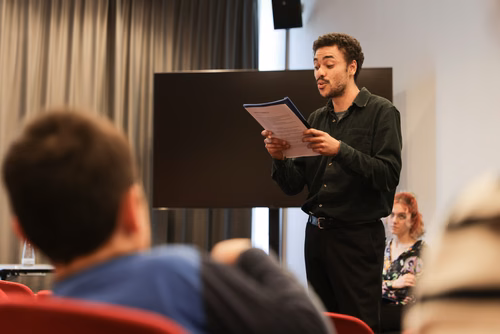 Suite à un atelier d’écriture piloté par le CDH-Culture, des comédien·es du PET lisent des textes écrits par des étudiant·es, doctorant·es et personnel administratif de l’EPFL et de l’UNIL sur le thème de l’Energie.