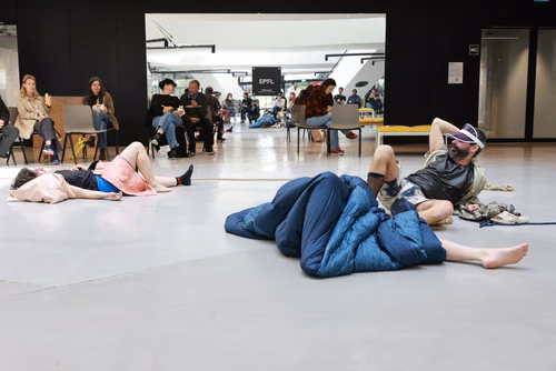 Dans le cadre du festival Les Culturelles du CDH-Culture et suite au workshop RUINED qui a permis à des étudiant·es de fabriquer une sculpture en mycelium, la performance MOLDING propose un ensemble de gestes performatifs dans le prolongement de l’œuvre vivante.