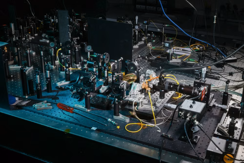 Des chercheuses et chercheurs de l’EPFL, en collaboration avec l’Université de Harvard et l’ETH Zurich, ont mis au point un nouveau circuit en couche mince qui génère des ondes de fréquence térahertz adaptables avec précision lorsqu’il est connecté à un faisceau laser.