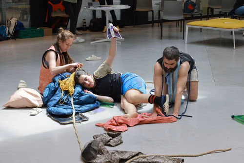 Dans le cadre du festival Les Culturelles du CDH-Culture et suite au workshop RUINED qui a permis à des étudiant·es de fabriquer une sculpture en mycelium, la performance MOLDING propose un ensemble de gestes performatifs dans le prolongement de l’œuvre vivante.