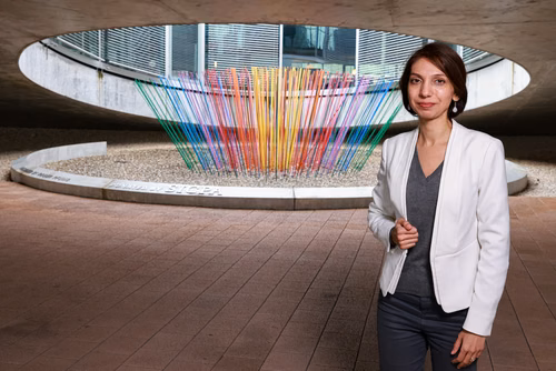 Maryam Meylan, legal counsel at EPFL and a Geneva Bar trainee attorney, has just won the prestigious Caen Memorial’s international pleading competition. The Iranian delivered a moving account of the situation in her country, which also earned her the public award.