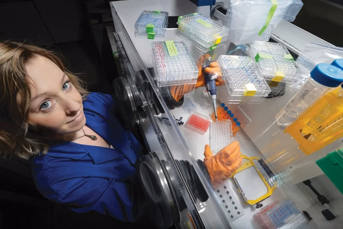 Des scientifiques de l’EPFL ont démontré que dans des espaces intérieurs, le virus de la grippe serait infectieux plus longtemps lorsqu’il est accompagné de certaines bactéries présentes dans nos voies respiratoires. Ces résultats sont une étape de plus vers une meilleure compréhension de la transmission de ce type d’infections et des risques d’exposition.