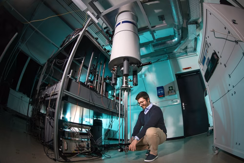 Des ingénieurs de l’EPFL ont créé un dispositif capable de convertir efficacement la chaleur en tension électrique à des températures inférieures à celles présentes dans l’Espace. Cette innovation pourrait permettre de surmonter un obstacle de taille au développement des technologies d’informatique quantique, qui nécessitent des températures extrêmement basses pour un fonctionnement optimal.