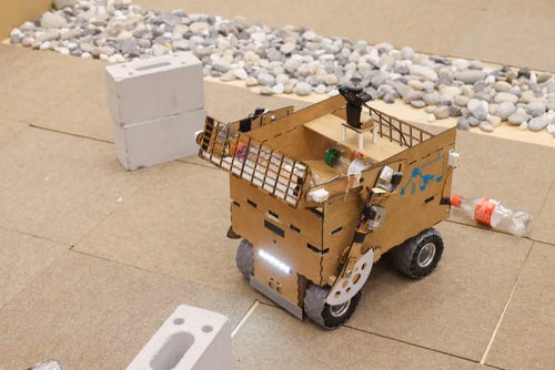Quatre équipes de trois étudiants ont travaillé pendant un semestre pour concevoir et construire un robot de A à Z. Lors de la compétition, chacun des robots aura 10 minutes pour récolter le plus grand nombre de bouteilles vides et les ramener à la station de recyclage.