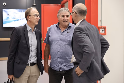 Après 3 ans de travaux, l’EPFL inaugure aujourd’hui sa nouvelle centrale thermique qui permet au campus lausannois de se chauffer et de se refroidir intégralement avec l’eau du lac et en exploitant la chaleur dégagée par son centre de données. Pour l’École, il s’agit d’une étape majeure en vue d’atteindre la neutralité carbone.