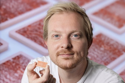 Pionnier des systèmes de refroidissement liquide intégrés sur les puces durant son doctorat, Remco van Erp raconte comment l’interdisciplinarité du Powerlab et l’essor de l’IA générative ont donné l’impulsion à sa start-up, Corintis.