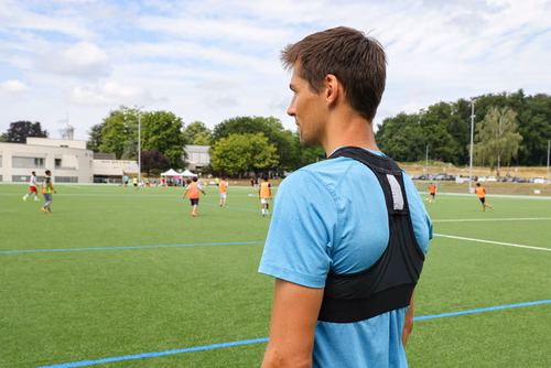 Série d’été – Projet de master. Dans de nombreux sports comme le foot, le tennis ou le ski, les athlètes sont appelés à changer de direction. De leur rapidité, de leur agilité se joue la performance. Celestin Vallat vient de terminer son projet de master en mécanique. Il a monitoré 25 footballeurs professionnels du Lausanne FC, dans le cadre d’une collaboration avec le centre sportif Motion Lab, afin d’analyser leurs performances dans les changements de direction.