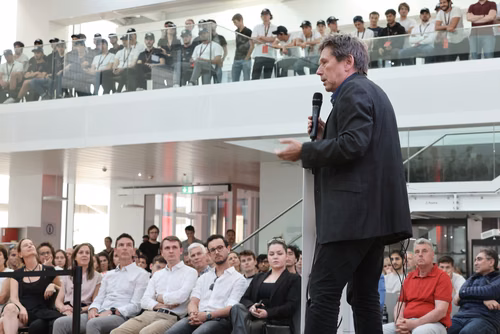 L’équipe a dévoilé mercredi soir sa nouvelle voiture de Formula Student électrique dans le nouveau makerspace de l’EPFL. Elle participera à quatre compétitions cet été en Europe. Artemis, la nouvelle voiture de Formula Student de l'EPFL Racing Team.