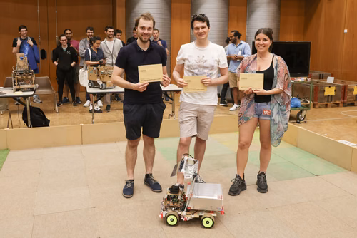 Quatre équipes de trois étudiants ont travaillé pendant un semestre pour concevoir et construire un robot de A à Z. Lors de la compétition, chacun des robots aura 10 minutes pour récolter le plus grand nombre de bouteilles vides et les ramener à la station de recyclage.