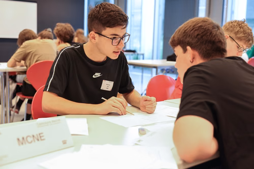 Le concours Alkindi-suisse est une compétition de cryptographie qui a lieu chaque année et ouverte aux classes de 9e, 10e et 11e secondaires. Il est organisé par l’EPFL, les associations Animath et France-ioi. La participation est entièrement gratuite.