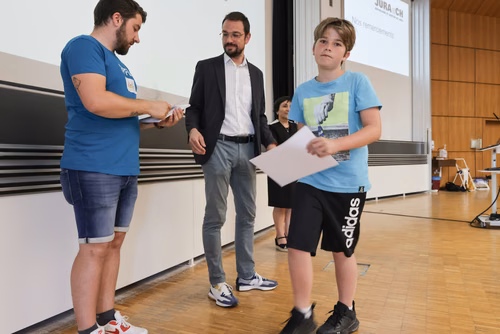 Remises des attestations pour les enfants du Jura 2023 En présence du Ministre de l’éducation du Canton du Jura, M. Martial Courtet Service de promotion des Sciences 