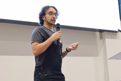 After two months of conducting research in an EPFL laboratory, the interns will present their research projects in the form of a poster or a short oral presentation (My research in 180 sec) to a selected audience including professors, donors, organizers as well as the cohort of interns.