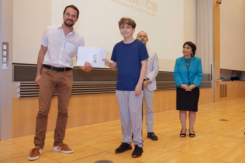 Remise des attestations aux participantes et participants aux cours organisés par le Service de Promotion des Sciences dans le canton du Jura. Avec la participation, pour cette édition, du ministre de l'enseignement, Martial Coutet et du vice-président pour l’innovation et l’impact, Edouard Bugnon