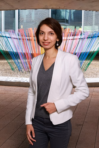 Maryam Meylan, legal counsel at EPFL and a Geneva Bar trainee attorney, has just won the prestigious Caen Memorial’s international pleading competition. The Iranian delivered a moving account of the situation in her country, which also earned her the public award.