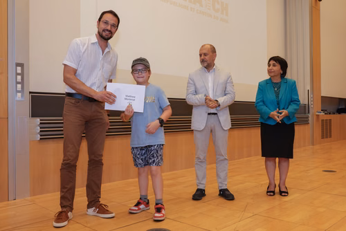 Remise des attestations aux participantes et participants aux cours organisés par le Service de Promotion des Sciences dans le canton du Jura. Avec la participation, pour cette édition, du ministre de l'enseignement, Martial Coutet et du vice-président pour l’innovation et l’impact, Edouard Bugnon