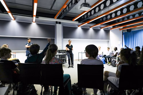  l’EPFL accueille chaque année les classes romandes de 7ème et 8ème pour une journée de découverte des sciences et domaines techniques.