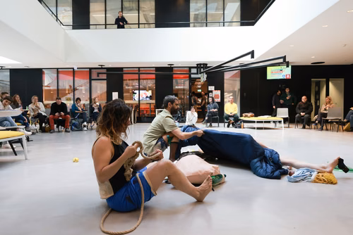 Dans le cadre du festival Les Culturelles du CDH-Culture et suite au workshop RUINED qui a permis à des étudiant·es de fabriquer une sculpture en mycelium, la performance MOLDING propose un ensemble de gestes performatifs dans le prolongement de l’œuvre vivante.