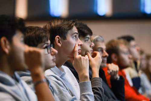 Un événement d’envergure pour préparer son avenir. Comme chaque année, l’EPFL, via son Service de promotion de l’éducation et en collaboration avec ses facultés, se réjouit d'accueillir les gymnasiennes et gymnasiens sur son campus. L’École propose de venir découvrir ses filières de formation, sa communauté estudiantine, son corps enseignant, ses équipes de recherche, les divers services dédiés aux étudiantes et étudiants débutant à l’EPFL, ainsi que les multiples associations chargées d’animer la vie socia