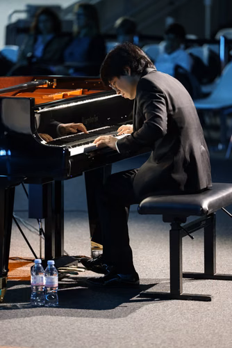 Dans le cadre de l’exposition Musica ex Machina, EPFL Pavilions présente un concert exceptionnel entre mathématiques, musique et pensée computationnelle, donné par le pianiste, compositeur et improvisateur américano-taïwanais Kit Armstrong.