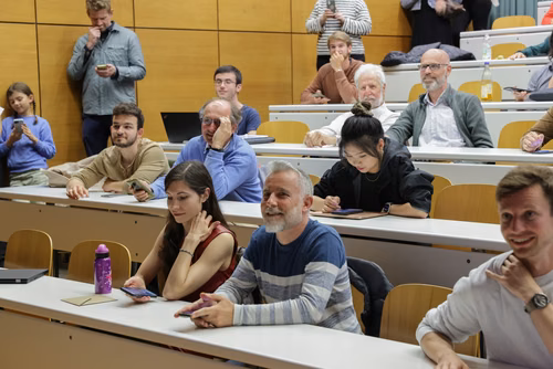 A l'occasion du dernier cours de Claude Nicollier, ses amis, collègues et famille lui ont fait la surprise d'être présents
