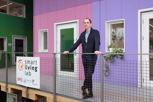 Réutiliser des dalles en béton, des murs ou encore des poutres en bois ou acier : le professeur Corentin Fivet, arrivé à l’EPFL en 2016, est un pionnier du domaine. Il reprendra les rênes du Smart Living Lab ce printemps, alors que le centre fêtera son 10e anniversaire.