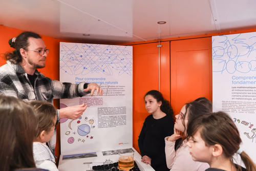 Rempli d’expérimentations ludiques, Le Bus des sciences de l’EPFL part ce printemps à la rencontre des écoles de Suisse romande. Un programme pédagogique lancé il y a quinze ans, qui a permis à plus de 45'000 enfants de découvrir les sciences et les technologies.
