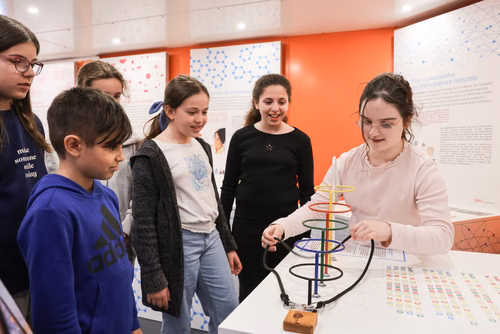 Rempli d’expérimentations ludiques, Le Bus des sciences de l’EPFL part ce printemps à la rencontre des écoles de Suisse romande. Un programme pédagogique lancé il y a quinze ans, qui a permis à plus de 45'000 enfants de découvrir les sciences et les technologies.