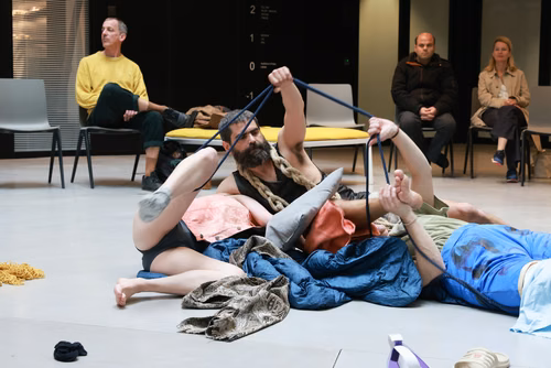 Dans le cadre du festival Les Culturelles du CDH-Culture et suite au workshop RUINED qui a permis à des étudiant·es de fabriquer une sculpture en mycelium, la performance MOLDING propose un ensemble de gestes performatifs dans le prolongement de l’œuvre vivante.