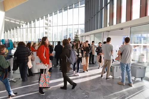 Un événement d’envergure pour préparer son avenir. Comme chaque année, l’EPFL, via son Service de promotion de l’éducation et en collaboration avec ses facultés, se réjouit d'accueillir les gymnasiennes et gymnasiens sur son campus. L’École propose de venir découvrir ses filières de formation, sa communauté estudiantine, son corps enseignant, ses équipes de recherche, les divers services dédiés aux étudiantes et étudiants débutant à l’EPFL, ainsi que les multiples associations chargées d’animer la vie socia