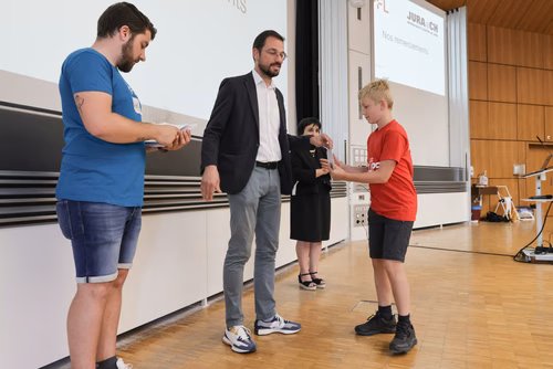 Remises des attestations pour les enfants du Jura 2023 En présence du Ministre de l’éducation du Canton du Jura, M. Martial Courtet Service de promotion des Sciences 