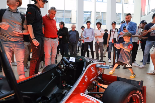 L’équipe a dévoilé mercredi soir sa nouvelle voiture de Formula Student électrique dans le nouveau makerspace de l’EPFL. Elle participera à quatre compétitions cet été en Europe. Artemis, la nouvelle voiture de Formula Student de l'EPFL Racing Team.