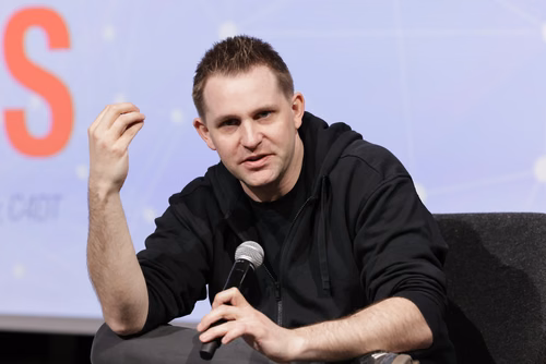 Max Schrems est une figure clé dans le domaine de la protection des données internationales, salué pour ses efforts juridiques novateurs visant à défendre les droits individuels en matière de données.