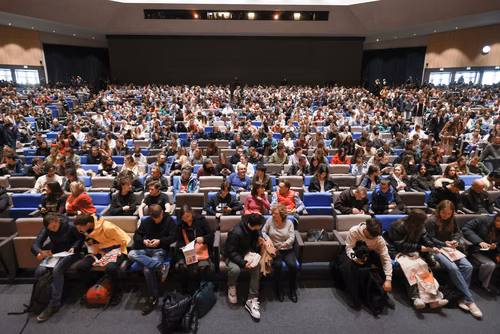 Un événement d’envergure pour préparer son avenir. Comme chaque année, l’EPFL, via son Service de promotion de l’éducation et en collaboration avec ses facultés, se réjouit d'accueillir les gymnasiennes et gymnasiens sur son campus. L’École propose de venir découvrir ses filières de formation, sa communauté estudiantine, son corps enseignant, ses équipes de recherche, les divers services dédiés aux étudiantes et étudiants débutant à l’EPFL, ainsi que les multiples associations chargées d’animer la vie socia