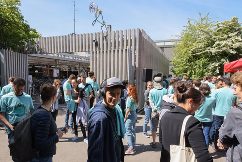 Bike to work est une action de PRO VELO Suisse qui réuni chaque printemps plus de 50'000 personnes à travers le pays. L’objectif est de faire découvrir au plus grand nombre de pendulaires le plaisir de se rendre au travail en vélo : un moyen de transport pratique, bon pour la santé et écologique. Remise des prix, Campus durable, EPFL-UNIL 