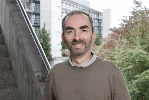 Éric Du Pasquier, the Director of EPFL’s Department of Security, Safety and Facilities Operations, is the winner of the first Outstanding Commitment Award, which was given out at the 2022 Magistrale graduation ceremony. This award recognizes the excellent work he did in navigating our School through the pandemic.