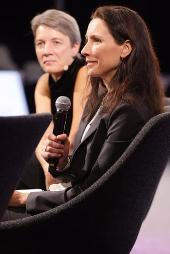 La fondation WISH de l’EPFL a choisi de décerner à la physicienne quantique Michelle Simmons le prix Erna Hamburger 2023 pour sa brillante carrière à la pointe de son domaine, ainsi que pour son engagement en faveur de la diversité et des MINT. Une cérémonie de remise de prix se tiendra aujourd'hui à l’EPFL.
