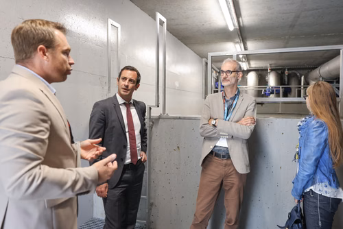 Après 3 ans de travaux, l’EPFL inaugure aujourd’hui sa nouvelle centrale thermique qui permet au campus lausannois de se chauffer et de se refroidir intégralement avec l’eau du lac et en exploitant la chaleur dégagée par son centre de données. Pour l’École, il s’agit d’une étape majeure en vue d’atteindre la neutralité carbone.