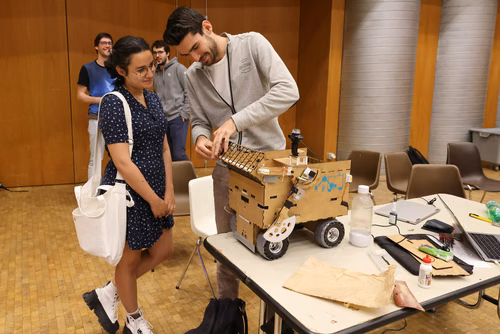 Quatre équipes de trois étudiants ont travaillé pendant un semestre pour concevoir et construire un robot de A à Z. Lors de la compétition, chacun des robots aura 10 minutes pour récolter le plus grand nombre de bouteilles vides et les ramener à la station de recyclage.