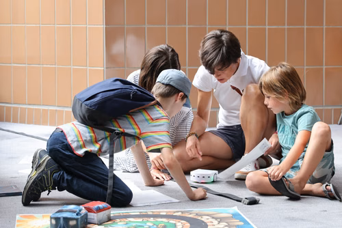 Le championnat des jeux mathématiques et logiques est une compétition populaire et scolaire organisée chaque année à l’échelon européen. Il voit s’affronter des passionné·e·s de mathématiques de toutes générations venus d’une douzaine de pays. Sa finale internationale, qui a traditionnellement lieu à Paris, sera cette année organisée à Lausanne (EPFL). La FSJM gère depuis plus de 30 ans l’organisation de ce championnat en Suisse. Finale sur le Campus EPFL