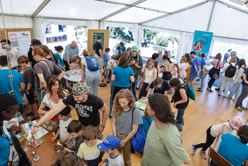 Organisée par le Musée d’histoire des sciences de la Ville de Genève, la Nuit de la science attire, à chaque édition, plus de 30’000 curieux ou passionnés de la science et propose une cinquantaine de stands, ateliers et autres animations qui permettent aux scientifiques d’aller à la rencontre du grand public. Ce dialogue est à la base d’une communication indispensable pour faire découvrir les sciences d’aujourd’hui que ce soit auprès des adultes ou des jeunes. Service de promotion des sciences de l'EPFL 