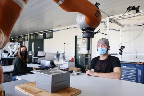 Deux groupes de recherche de l’EPFL ont développé un programme informatique d’apprentissage machine connecté au cerveau. Il permet au robot d’ajuster son comportement en fonction des impulsions cérébrales qu’il reçoit. Cette découverte se destine à fournir plus d’autonomie aux personnes souffrant de tétraplégie.  Aude Billard, professeure et directrice du laboratoire d’algorithmes et systèmes d’apprentissage de l’EPFL