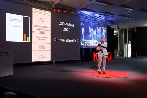 Cette année, la Faculté informatique et communications célèbre son 20e anniversaire, une étape importante dans un domaine qui s’est transformé au cours des deux dernières décennies. Durant cette période, des milliers d’étudiantes et étudiants en bachelor, en master et en doctorat ont obtenu leur diplôme, et ont ensuite contribuer à l’évolution de la branche, tant dans le milieu universitaire que dans le secteur privé.