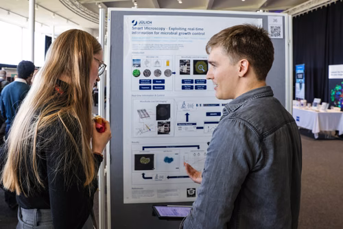 The theme of the conference is “Enabling Discovery by Integrating Microscopy, Machine Learning, and Automation”. The first of its kind in the field, it will bring together about 150 scientists from Europe and abroad working at the forefront of imaging, AI, and hardware development to re-imagine the microscope of the future. Posters session
