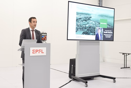 Après 3 ans de travaux, l’EPFL inaugure aujourd’hui sa nouvelle centrale thermique qui permet au campus lausannois de se chauffer et de se refroidir intégralement avec l’eau du lac et en exploitant la chaleur dégagée par son centre de données. Pour l’École, il s’agit d’une étape majeure en vue d’atteindre la neutralité carbone. Vassilis Venizelos, conseiller d'Etat